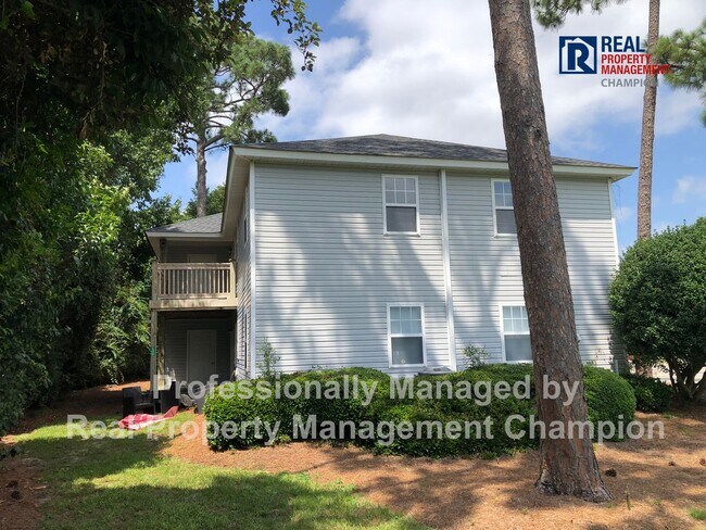Building Photo - 3 BD/2 BA Upper Unit Condo in Hawthorne Park