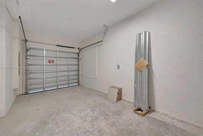 Building Photo - 2546 SE 29th St