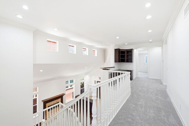 Building Photo - Luxury Coastal Living in Guard-Gated Ocean Colony