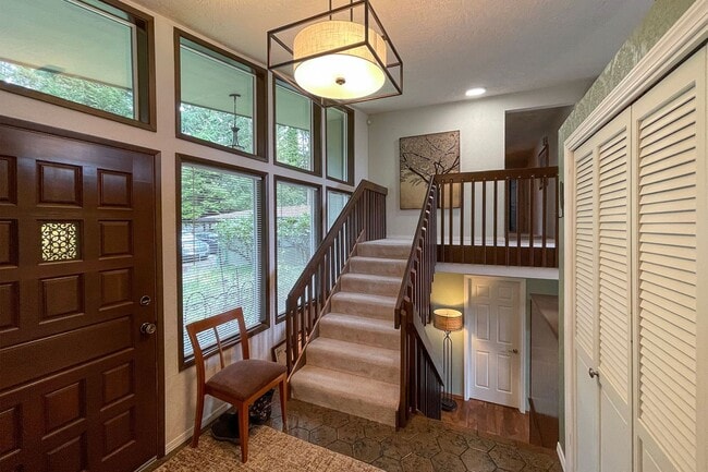 Building Photo - Fully Furnished Home