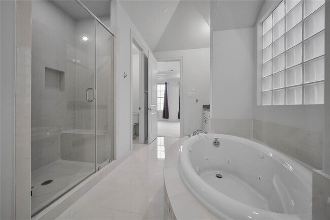 Building Photo - 42 Wooded Park Pl