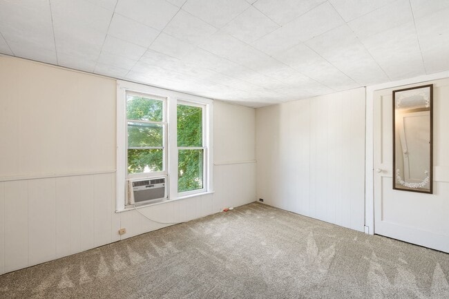 Building Photo - Charming 3 Bedroom, 2 Bath Home with Abundant Space & Natural Light