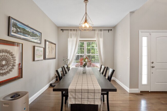 Building Photo - Stunning 4-bedroom, 2.5-bathroom rental of...