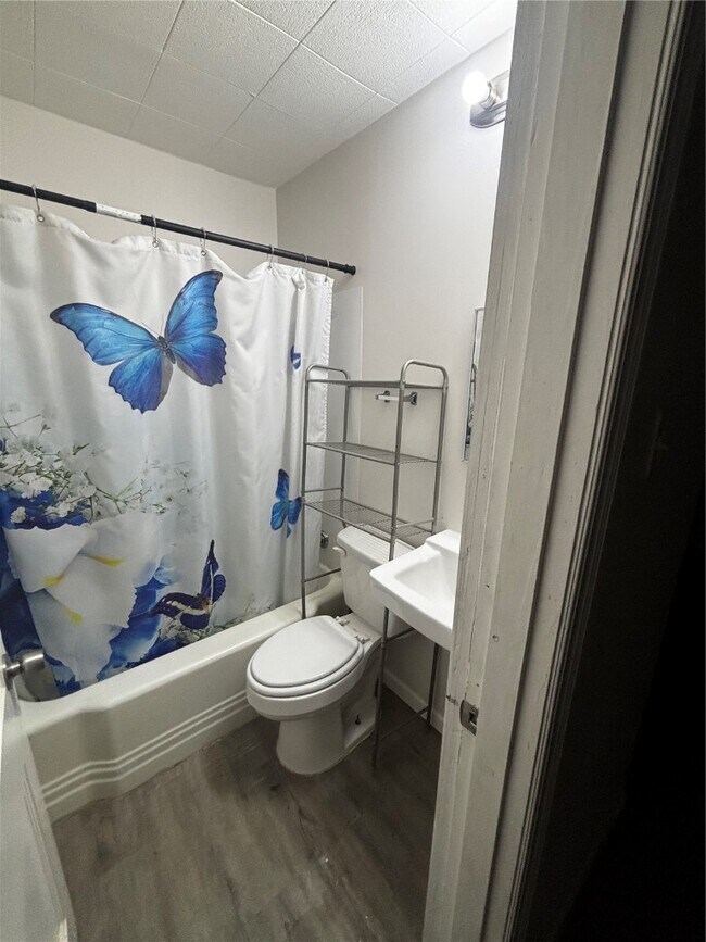 Building Photo - 4025 Hydraulic Ave