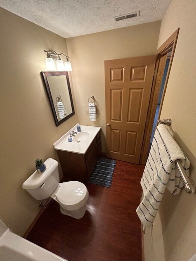 Building Photo - One Bedroom Apartment Available!