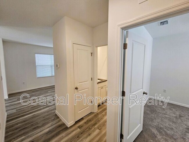 Building Photo - 32476 Weathered Oak Dr