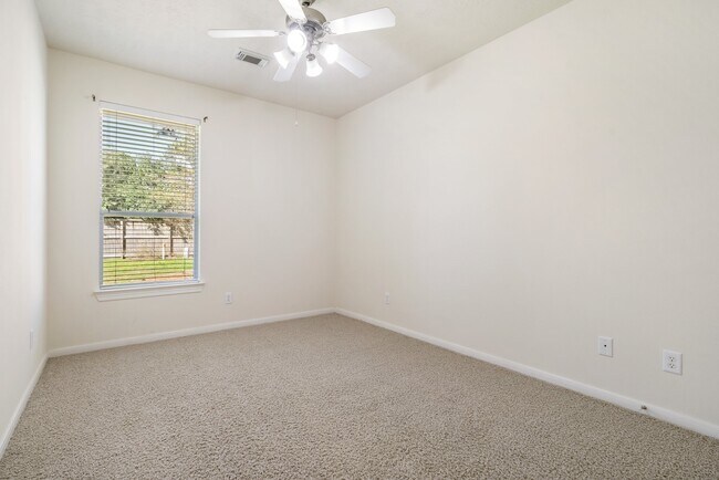 Building Photo - 24915 Pikecrest Dr