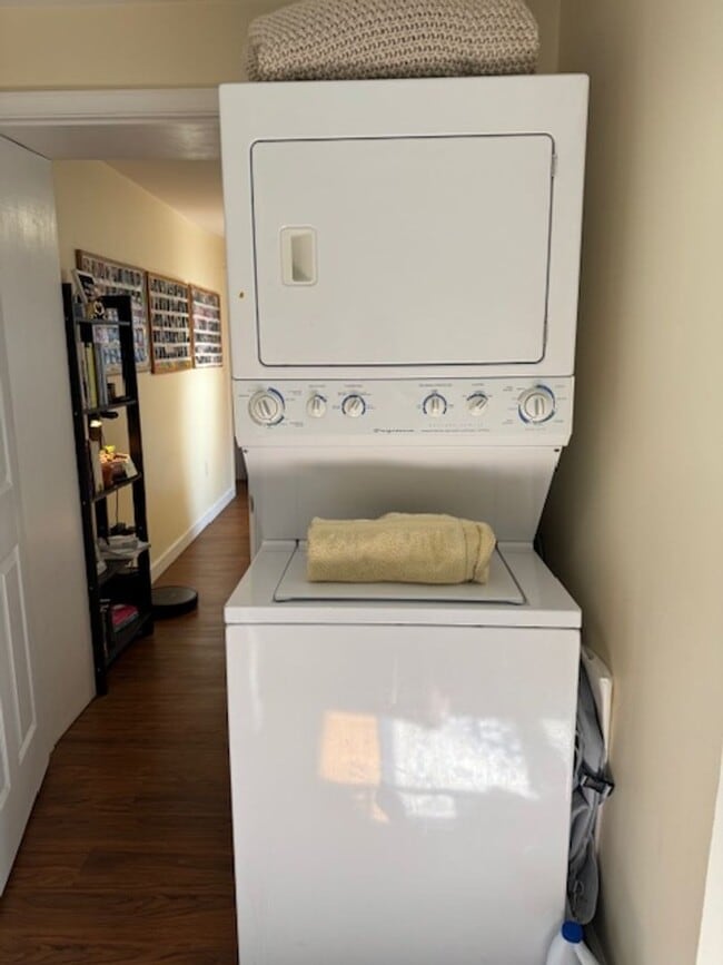 Building Photo - 215 N Lewis St