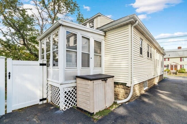 Building Photo - 98 Dudley St