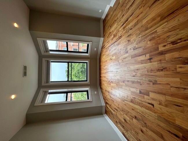 Building Photo - 751 W Buckingham Pl