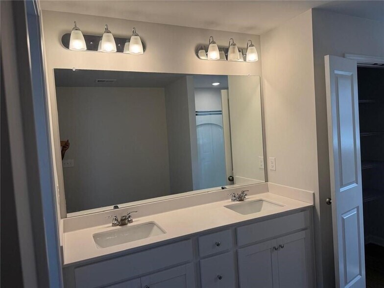 Building Photo - 5223 Canberra Dr