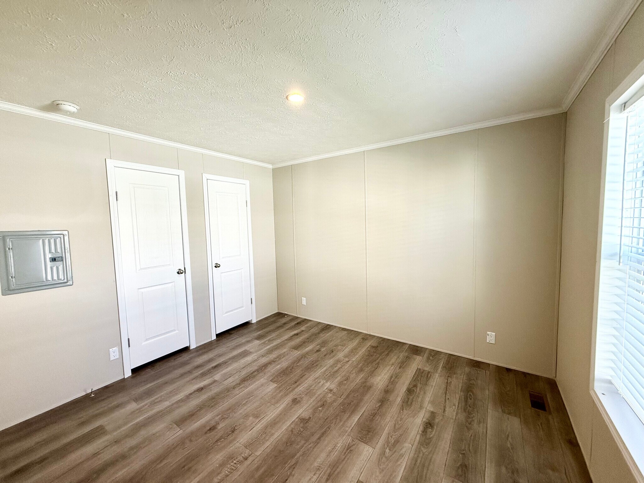 Building Photo - 9356 River Dr