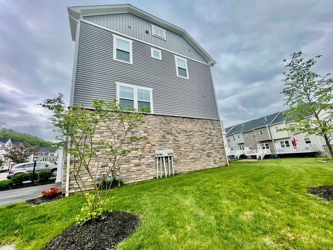 Building Photo - Pittsburgh - 3 Bedroom 2.5 Bathroom - Town...
