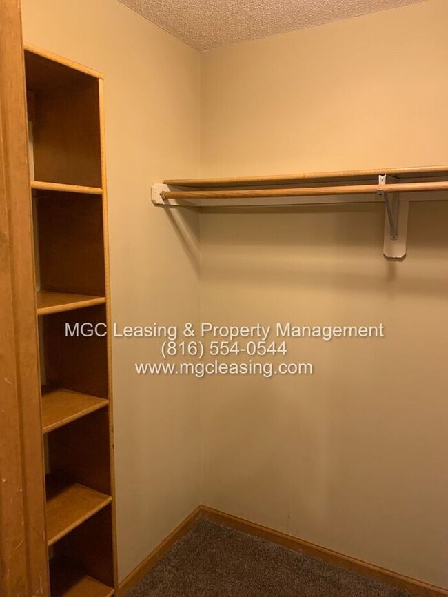 Building Photo - A Bright, Comfortable Split-Level Home in a Convenient Raymore Location