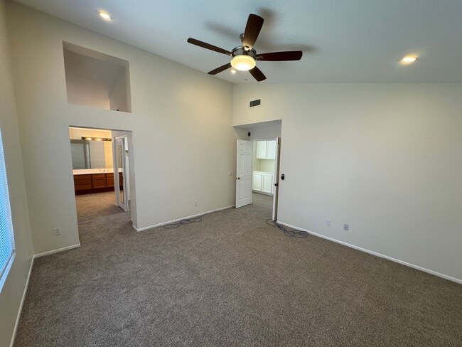 Building Photo - 4 bed 3 full bath house with 3 car garage in Corona for lease
