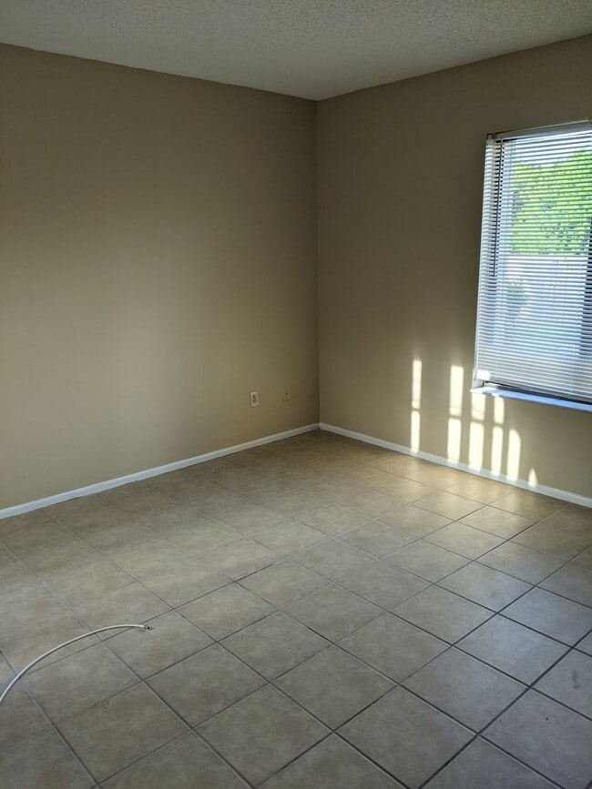 Building Photo - Oakwood Villas - Two Bedroom Two Bath Town...