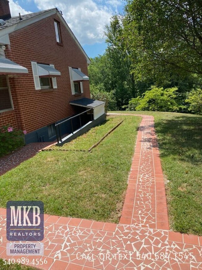 Building Photo - 6099 Franklin Rd