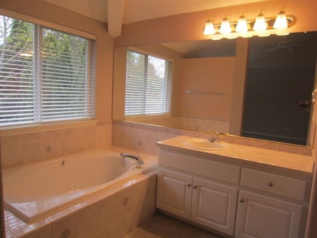 Building Photo - Large Bethany Home on a Corner Lot! 6 Bed 3 Bath