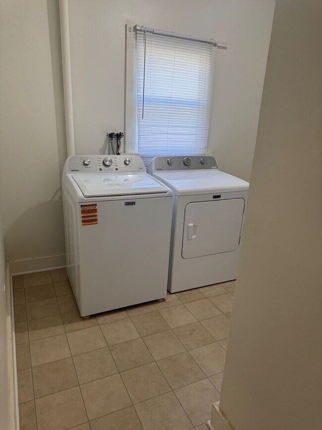 Building Photo - Cozy 2 Bedroom Home – Lawn Care & Snow Removal Included!