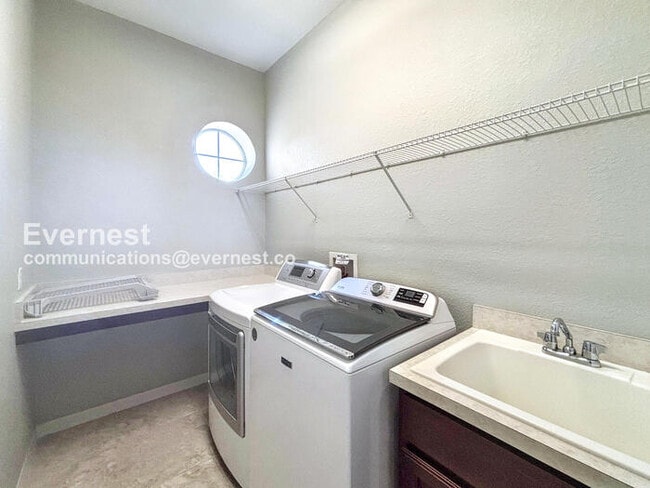 Building Photo - 296 Del Sol Ave