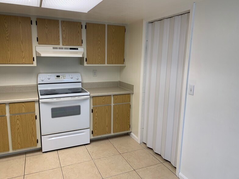 Building Photo - 7380 Albany Rd