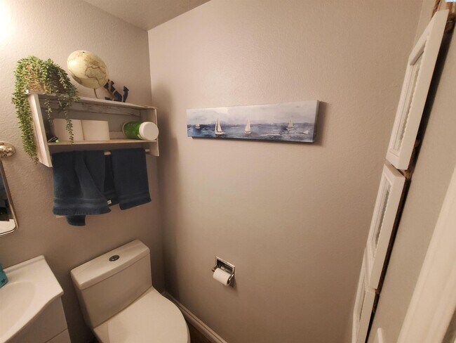 Building Photo - Pet friendly, avail July 1