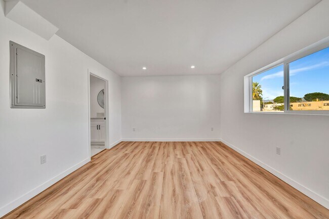 Building Photo - 11845 Hamlin St