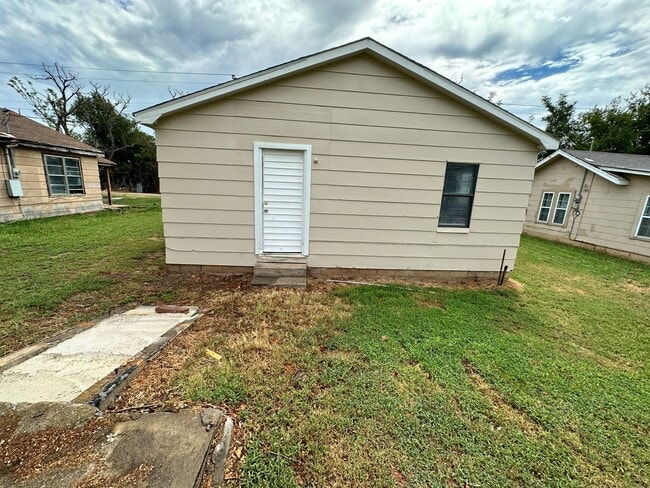 Building Photo - Updated 2 Bed 1 Bath in Blanchard!