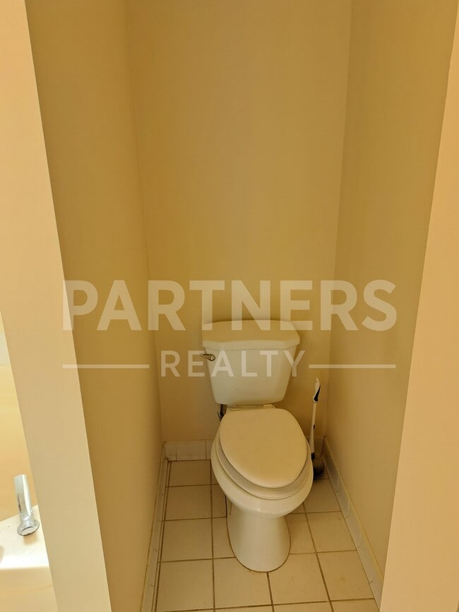 Building Photo - 844 Brookland Curv