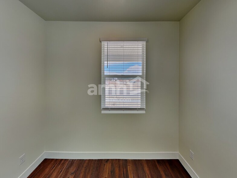 Building Photo - 1211 Redbud Dr