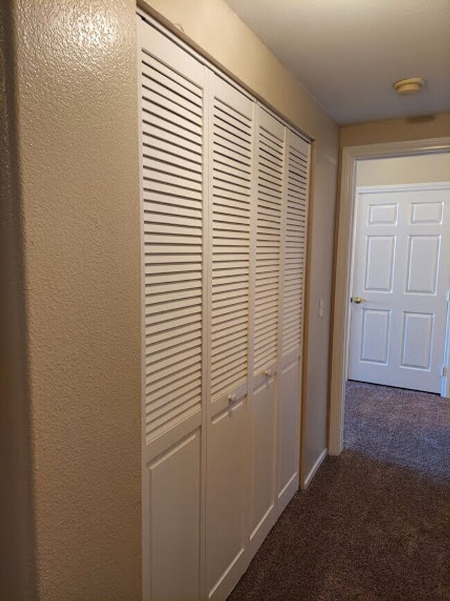 Building Photo - Three bedroom unit on the 2nd floor of gated SE community with pool/spa