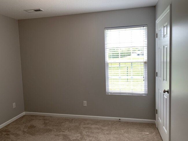 Building Photo - 3 bedroom/2 bath home
