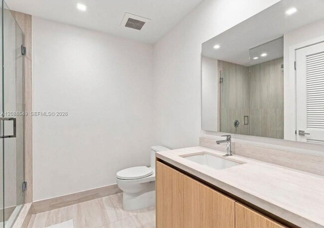 Building Photo - 2411 Laguna Cir