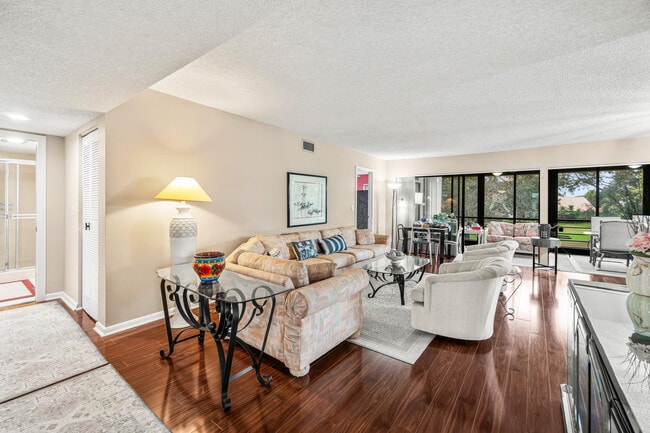 Building Photo - 5687 Fairway Park Dr