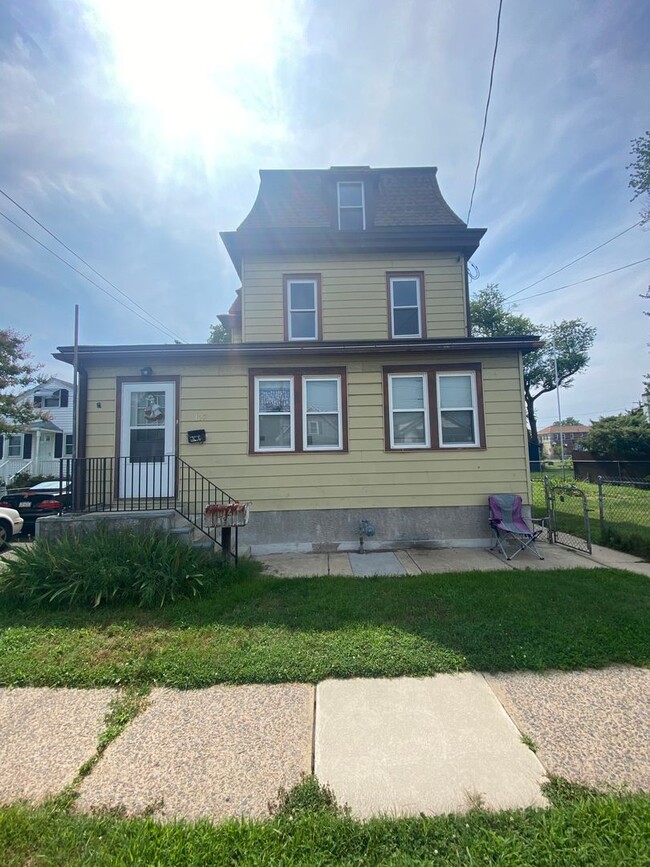 Building Photo - 127 Saude Ave