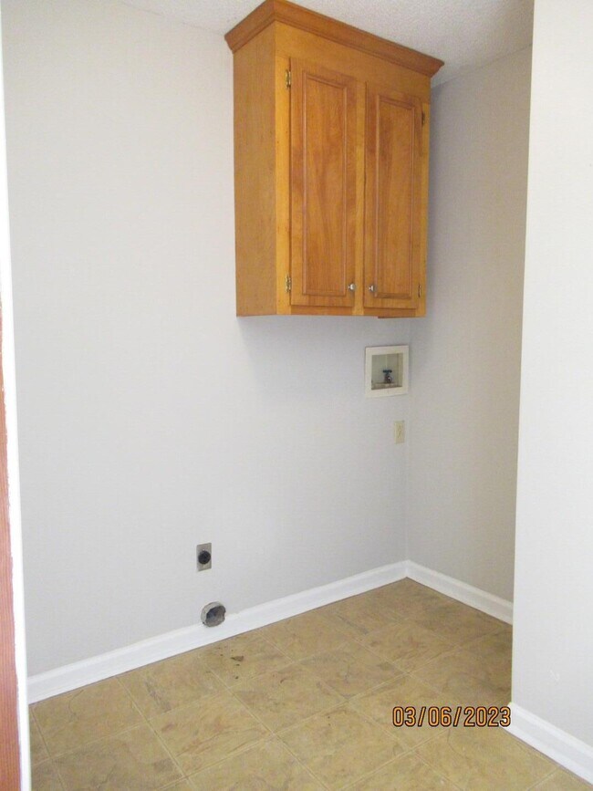 Building Photo - 20 Amos Ct