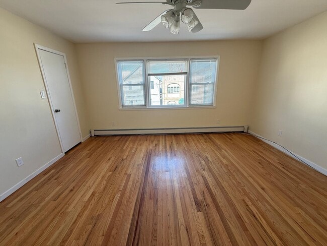 Building Photo - 10 E 10th St