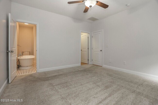 Building Photo - Rental Avail in Olde Point!