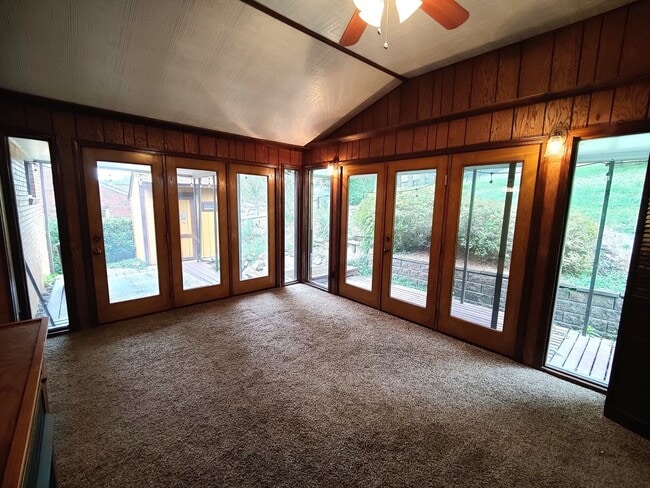 Building Photo - *Updated & Charming 2BD/2BA Single Family ...