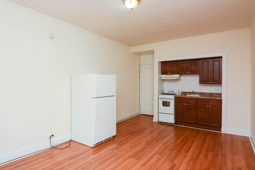 Building Photo - 3335 W Diversey Ave
