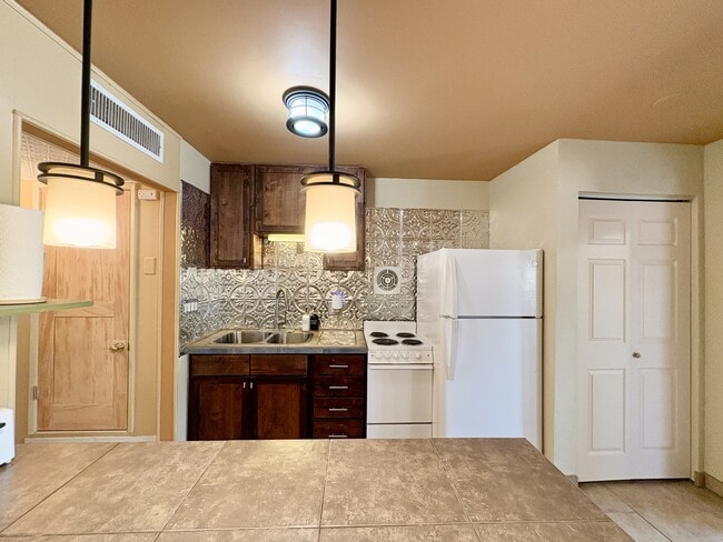 Building Photo - 2819 N Woodland Ave