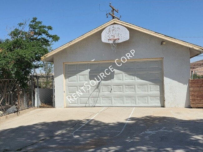 Building Photo - 671 Flora St