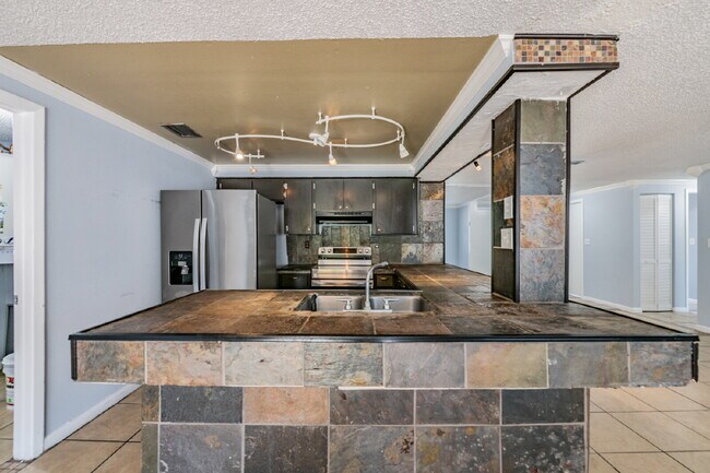 Building Photo - 16001 Saddlestring Dr