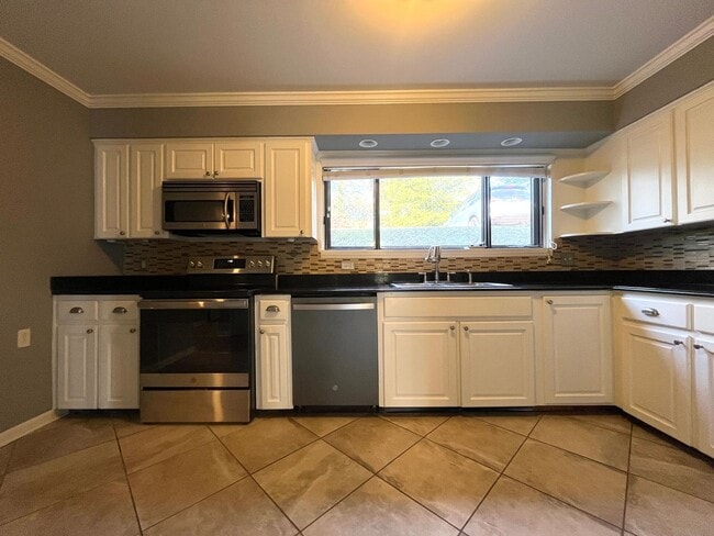 Building Photo - Newly listed!