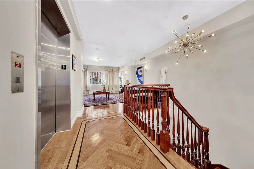 Building Photo - 32 E 74th St