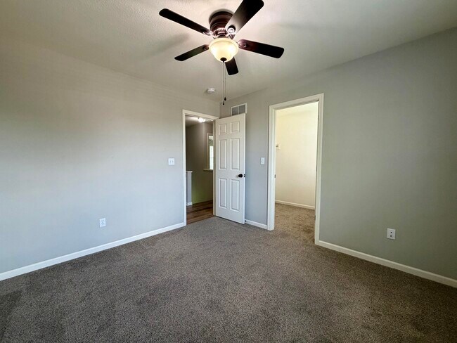 Building Photo - 1204 Louisville Dr