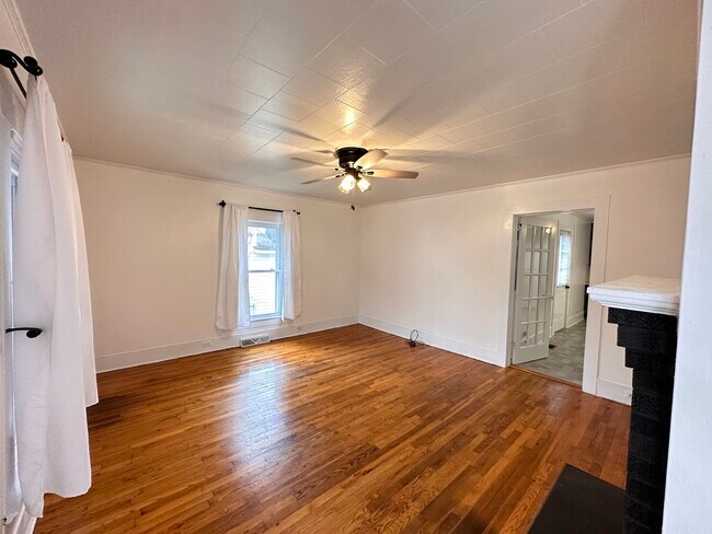 Building Photo - 219 College St