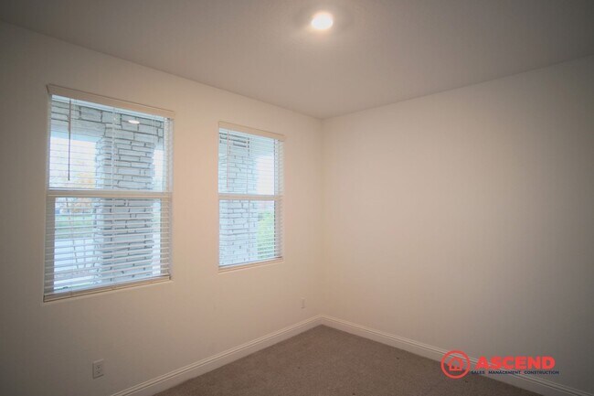 Building Photo - Luxurious 5 bedroom located in Gossamer Grove!