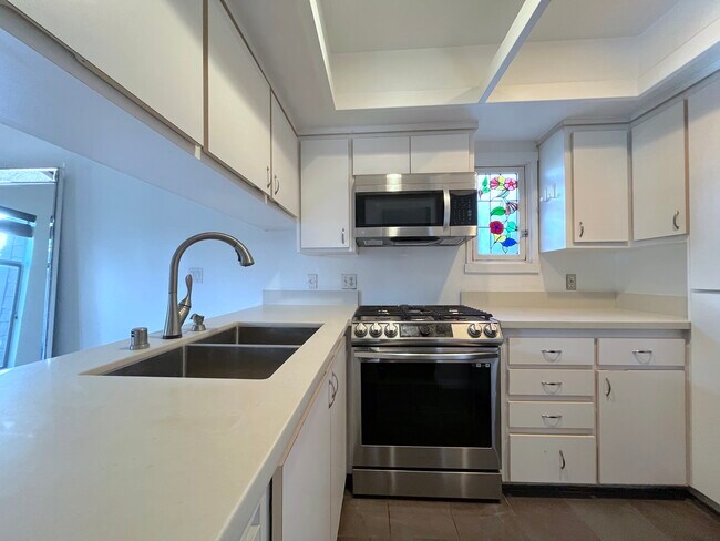 Building Photo - 906 N Kings Rd