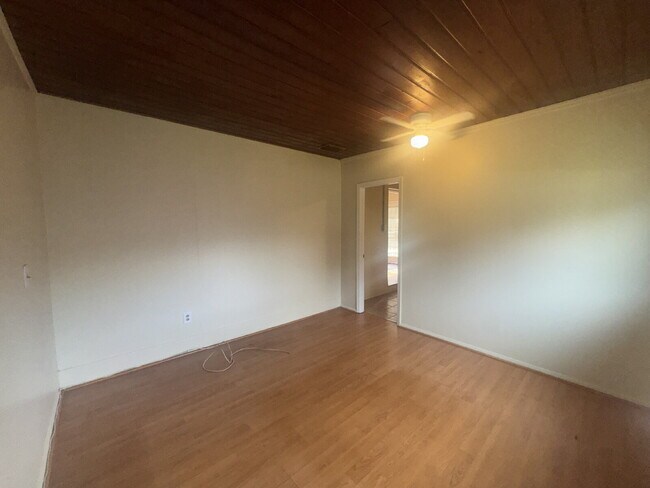 Building Photo - Cozy 3 Bedroom Home in Quiet Community | Hardwood Floors | Large Yard